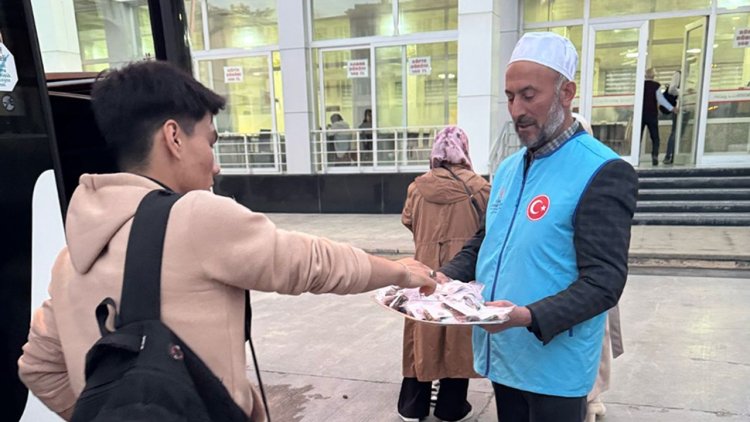 Gürün'de yolculara iftariyelik dağıtıldı