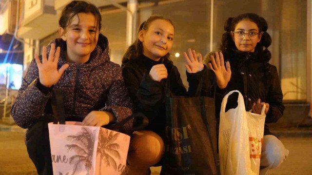 Bayburt'ta torbalarını alan çocuklar ‘onbeşi’ geleneği ile kapı kapı hediye topluyor