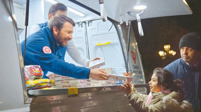 Camiden çıkan çocuklara hediye