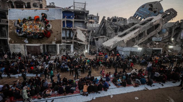 Gazze'de yıkıntılar arasında toplu iftar