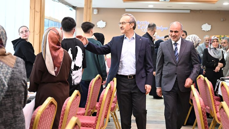 Vali Yavuz, yetimlerle iftar etti