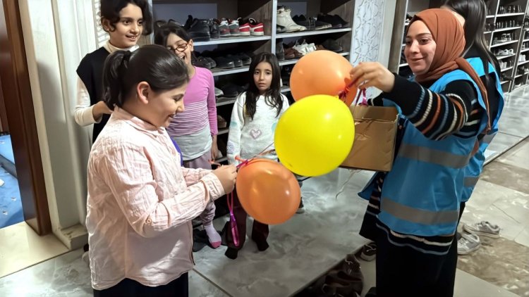 Üniversite öğrencilerinden Teravih namazına giden çocuklara hediyeler