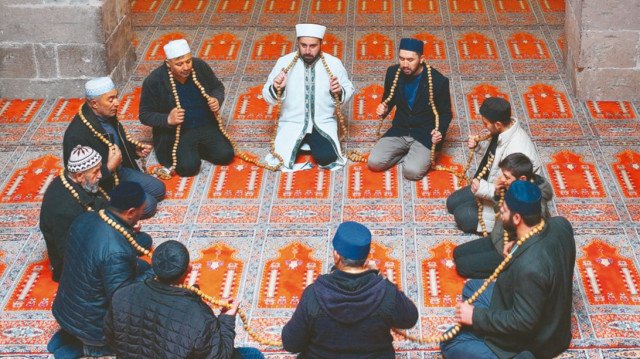 1111 taneli tespih sabırla çekiliyor