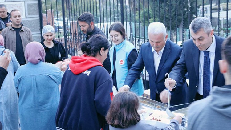 Vali Toros, iyilik sofrasında vatandaşlarla iftar etti
