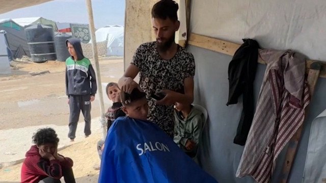Gazze'de bayram öncesi çocukları tıraş ettiler