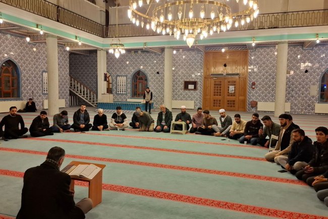 Gençler, "Ayet Ayet Diriliş Kampı"nda camide buluştu