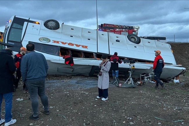 Sivas'ta devrilen yolcu otobüsünde 2 kişi hayatını kaybetti, 23 kişi yaralandı
