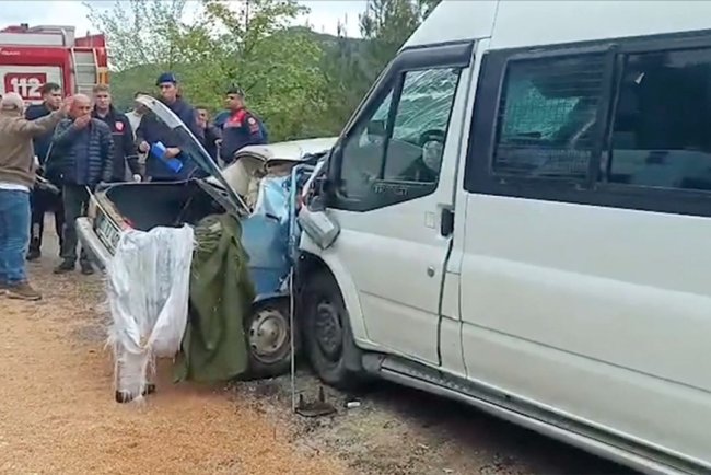 Adana'da otomobil ile minibüs çarpıştı, 5 kişi hayatını kaybetti, 10 kişi yaralandı