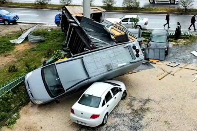 Manavgat'ta hortum hasara yol açtı