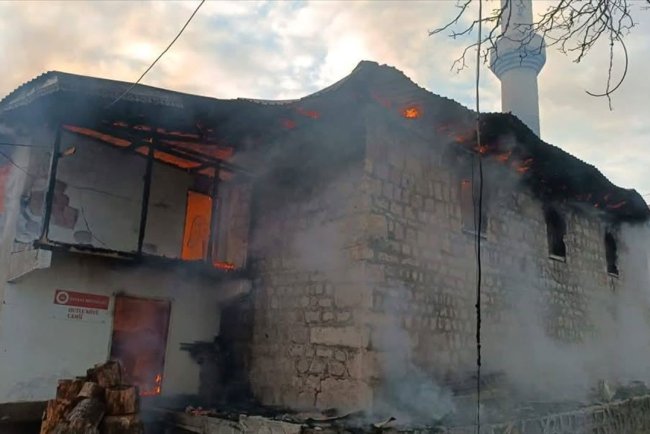Artvin'de 4 ev ile cami ve lojmanı yandı