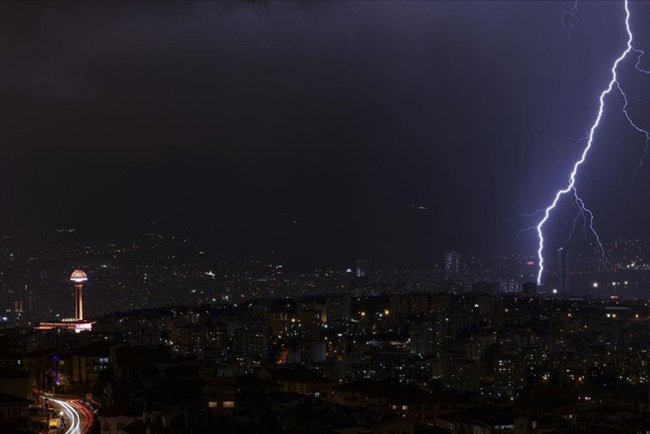 Ankara'da gök gürültülü sağanak ve dolu etkili oldu