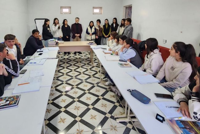 Gürcistanlı öğrencilerden deprem bölgesine yardım