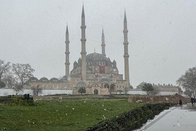 Edirne ve Kırklareli'nde kar yağışı etkili oluyor