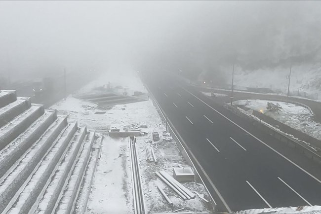Bolu Dağı'nda kar yağışı ve sis etkili oluyor