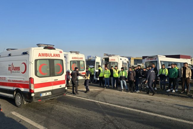 Tekirdağ'da 2 işçi servisinin çarpıştığı kazada 18 kişi yaralandı
