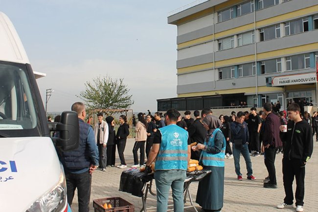 TDV Mobil İkram Aracı ile öğrencilerin içi ısınıyor