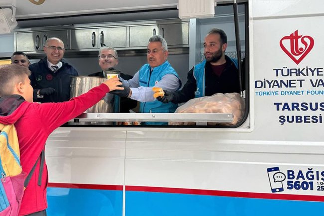 Tarsus TDV Mobil İkram Aracı vatandaşların içini ısıttı