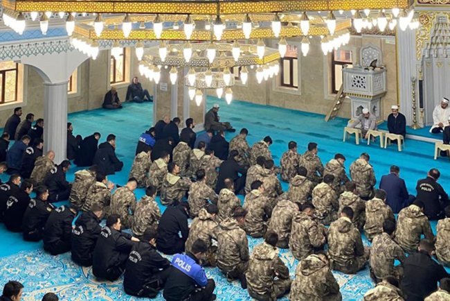 Hakkari'de şehit polisler için mevlit okundu