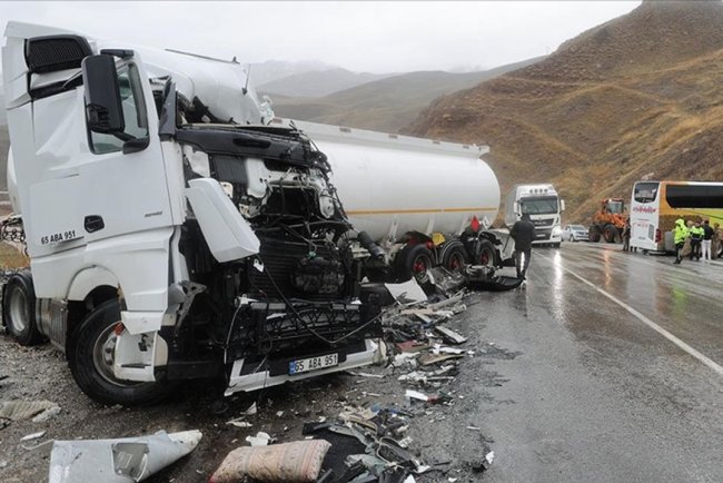 Hakkari'de otobüs ile yakıt tankerinin çarpıştığı kazada 8 kişi yaralandı