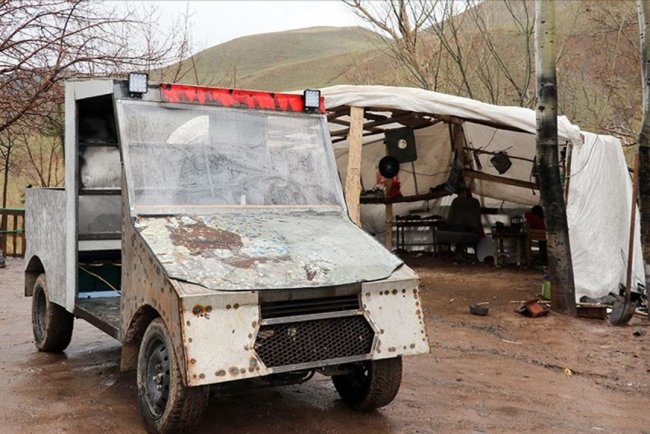 Ağrılı ilkokul mezunu genç hayalindeki araçları atık malzemelerle üretti