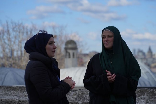 Sonradan Müslüman olan Portekizli ve Rumen kadınlar, ülkelerindeki İslamofobik ön yargıları anlattı