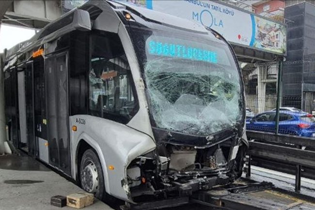Avcılar'da durakta bekleyen metrobüse başka bir metrobüs çarptı