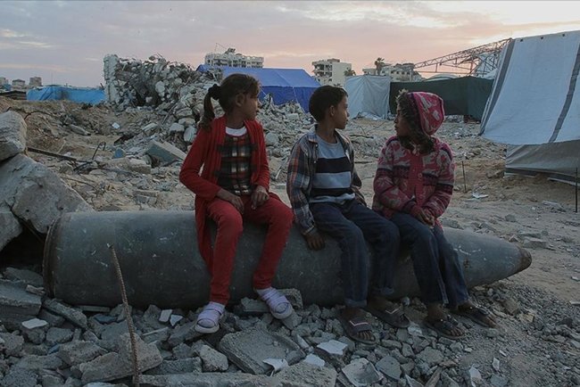 Gazzeliler patlamamış mühimmatlar arasında ölümle burun buruna