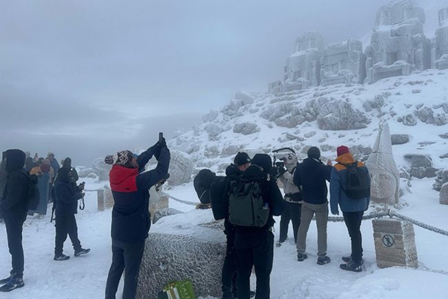 Nemrut Dağı nisan ayında beyaza büründü