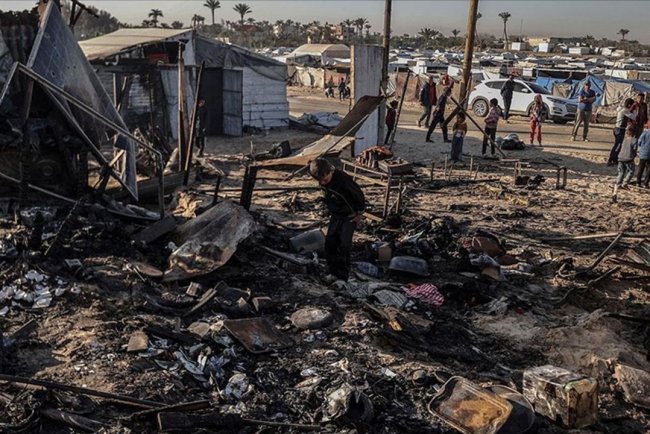 İşgalcilerin Gazze'de yerinden edilen Filistinlilerin çadırlarına düzenlediği saldırıda 10 kişi şehit oldu