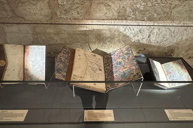 "Suya Saklanan Renkler: Yazma Eserlerde Ebru" sergisi İstanbul'da sanatseverlerle buluştu
