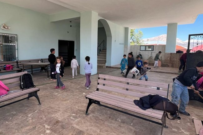 Adıyaman'da çocuklar köy camisini temizledi