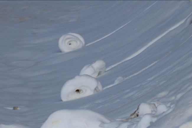 Doğada ender oluşan kar ruloları Amasya'da tekrar görüldü