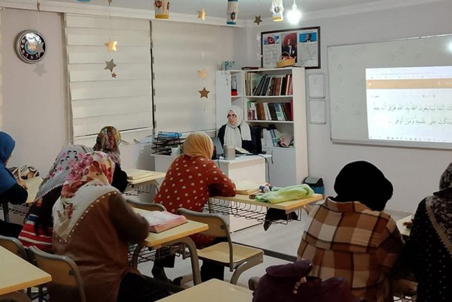 Sarıçam'da çalışan kadınlara özel Kur'an kursu açıldı