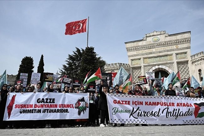 Üniversite öğrencilerinden Beyazıt Meydanı'nda Gazze'ye destek eylemi