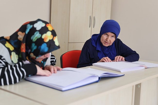 Görme engelli kadınlar, Kur'an-ı Kerim'i parmak uçlarıyla öğreniyor