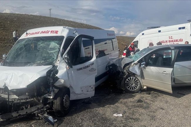 Van'da minibüsle kamyonetin çarpıştığı kazada 7 kişi öldü, 12 kişi yaralandı