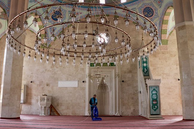 Denetimli serbestlikten faydalanan hükümlü, haftada 5 gün cami temizliyor