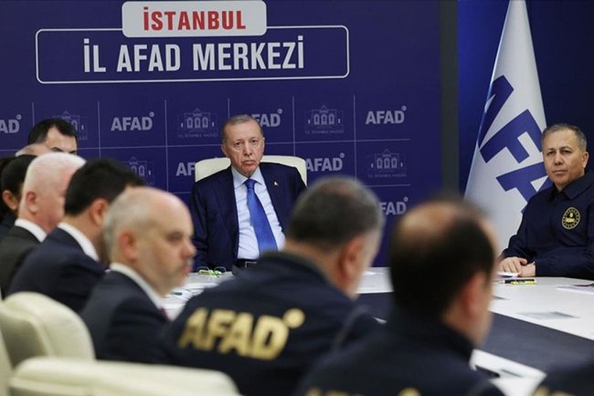 Cumhurbaşkanı Erdoğan, İstanbul AFAD'daki kriz merkezinde depreme ilişkin brifing aldı