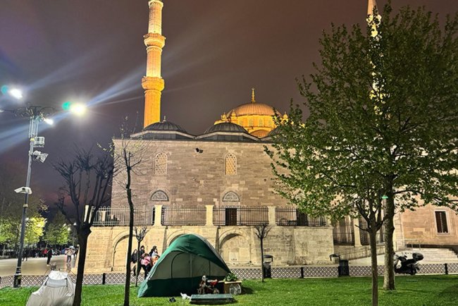İstanbul'da depremin ardından evlerine girmek istemeyen bazı vatandaşlar, Fatih Camisi'nde kalıyor