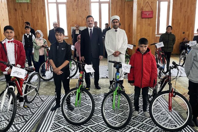 Malazgirt'te camiye gelen çocuklar ödüllerine kavuştu