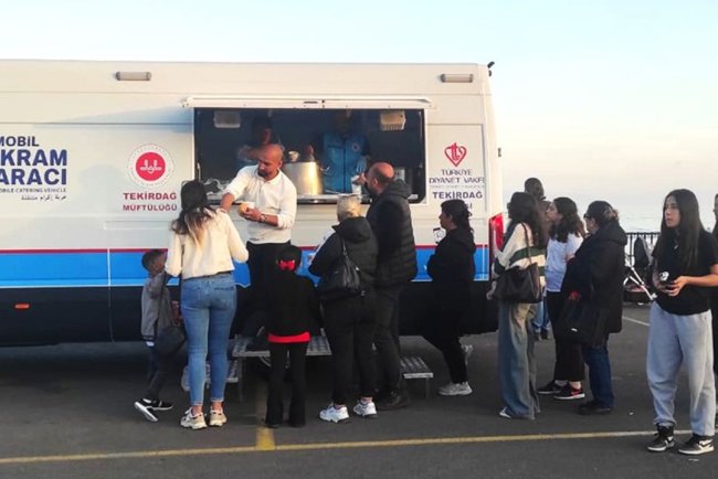 TDV Mobil İkram Aracı depremden etkilenen vatandaşların hizmetinde