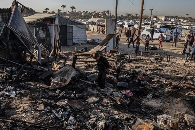 İşgalciler Gazze'de çadırlarını hedef aldığı 5 kişilik aileyi yok etti