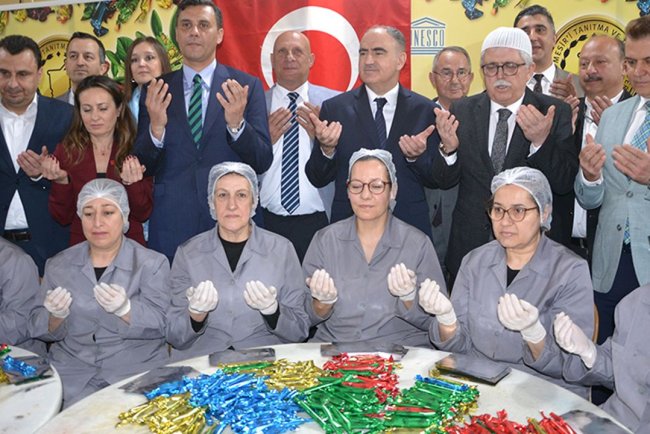 Manisa'da saçılacak 8 ton mesir macunun duası yapıldı