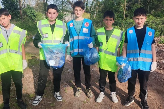 Çan'da cami gençleri iyilikle çevreyi güzelleştirdi