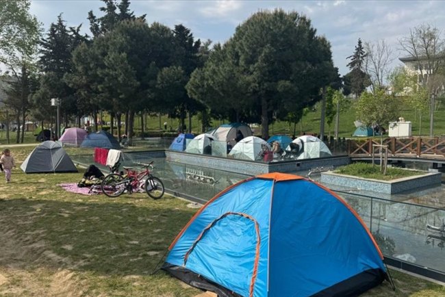 Deprem endişesi yaşayan vatandaşlar parklarda kalmaya devam ediyor