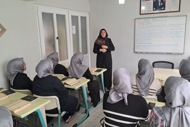 Sakarya'da işitme engelli kadınlar, işaret diliyle Kur'an-ı Kerim öğreniyor