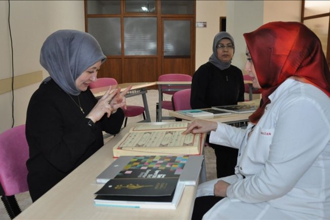 İşitme engelli kadınlar işaret diliyle Kur'an-ı Kerim öğreniyor