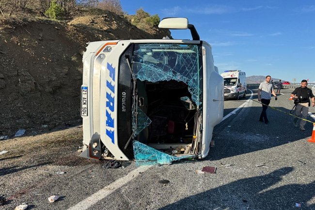 Elazığ'da midibüsün devrildiği kazada 22 kişi yaralandı