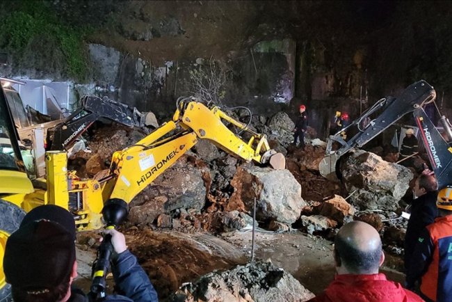 Samsun'da oto yıkamacıda heyelan meydana geldi