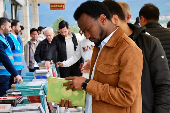 Karabük'te yabancı uyruklu öğrencilere 5 dilde Diyanet yayınları hediye edildi